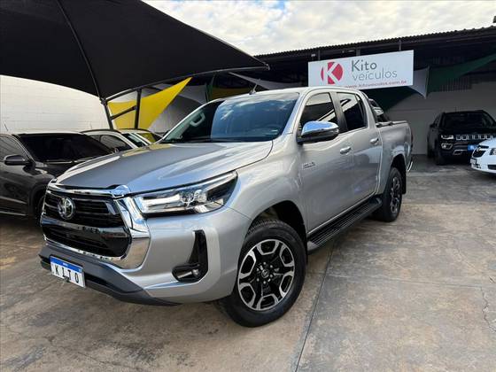 TOYOTA HILUX 2.8 D-4D TURBO DIESEL CD SRX 4X4 AUTOMÁTICO